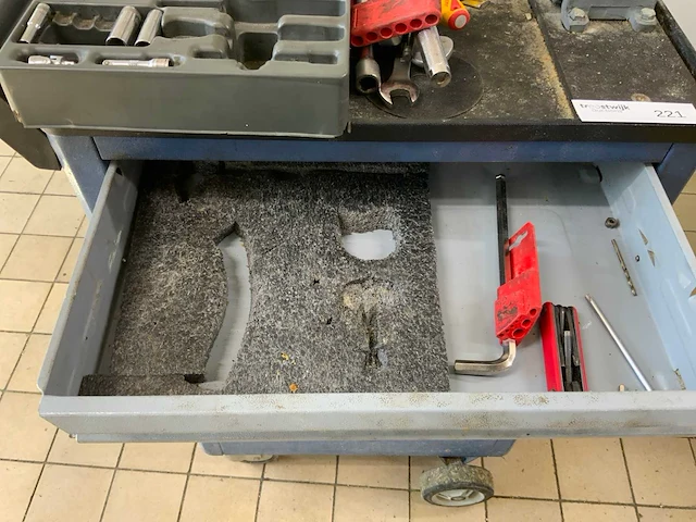 Gereedschapswagen met inhoud - afbeelding 11 van  11