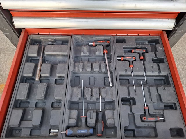 Gereedschapswagen met inhoud - afbeelding 9 van  10