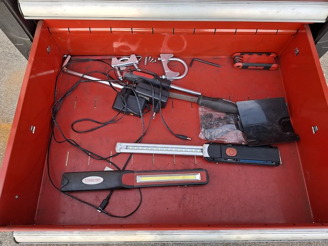 Gereedschapswagen met inhoud - afbeelding 10 van  10