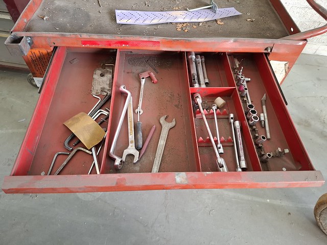 Gereedschapswagen met inhoud - afbeelding 3 van  7