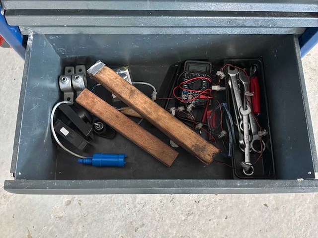 Gereedschapswagen met inhoud - afbeelding 11 van  11