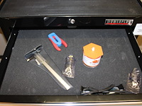 Gereedschapswagen powerplus gevuld met diverse printplaten, kabels enz. - afbeelding 2 van  9