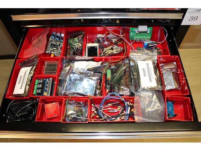 Gereedschapswagen powerplus gevuld met diverse printplaten, kabels enz. - afbeelding 3 van  9