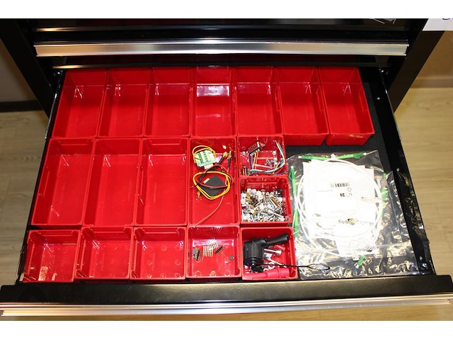 Gereedschapswagen powerplus gevuld met diverse printplaten, kabels enz. - afbeelding 4 van  9