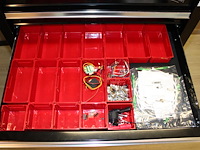 Gereedschapswagen powerplus gevuld met diverse printplaten, kabels enz. - afbeelding 4 van  9