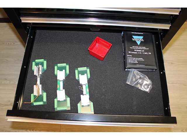 Gereedschapswagen powerplus gevuld met diverse printplaten, kabels enz. - afbeelding 6 van  9