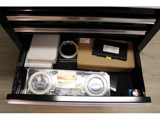 Gereedschapswagen powerplus gevuld met diverse printplaten, kabels enz. - afbeelding 7 van  9