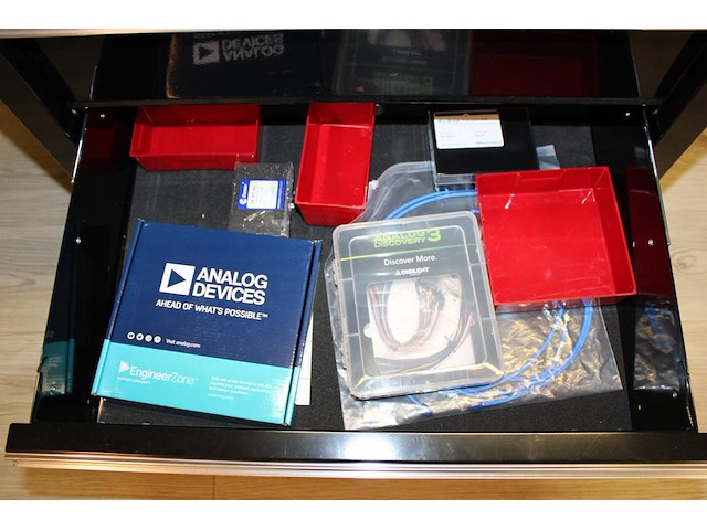 Gereedschapswagen powerplus gevuld met diverse printplaten, kabels enz. - afbeelding 8 van  9