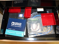 Gereedschapswagen powerplus gevuld met diverse printplaten, kabels enz. - afbeelding 8 van  9