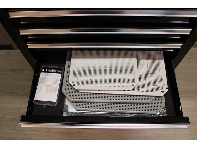 Gereedschapswagen powerplus gevuld met o.a. bevestigingsmaterialen en koppelstukken thor labs. - afbeelding 6 van  8
