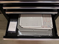 Gereedschapswagen powerplus gevuld met o.a. bevestigingsmaterialen en koppelstukken thor labs. - afbeelding 6 van  8