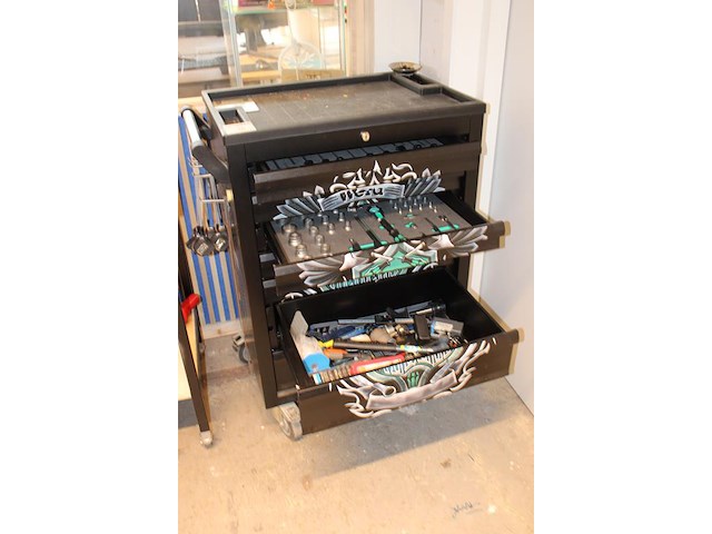 Gereedschapswagen wera gevuld met schroevendraaiers, tangen, sleutels, doppenset etc. - afbeelding 2 van  5