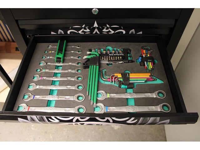 Gereedschapswagen wera gevuld met schroevendraaiers, tangen, sleutels, doppenset etc. - afbeelding 3 van  5