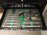 Gereedschapswagen wera gevuld met schroevendraaiers, tangen, sleutels, doppenset etc. - afbeelding 3 van  5