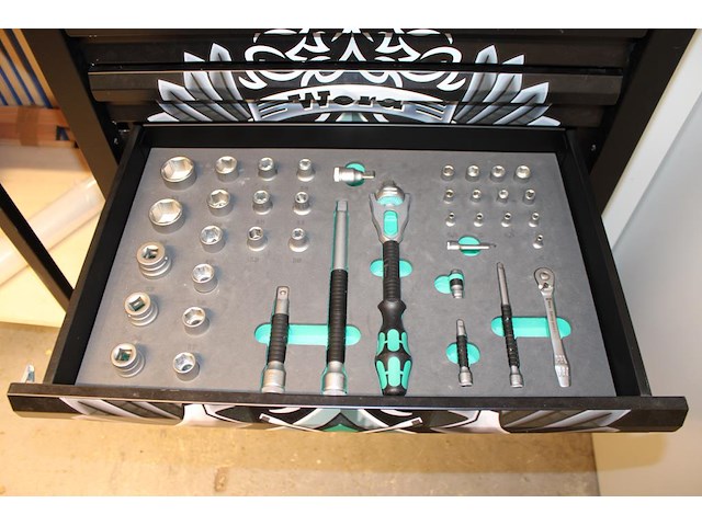 Gereedschapswagen wera gevuld met schroevendraaiers, tangen, sleutels, doppenset etc. - afbeelding 4 van  5