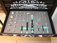 Gereedschapswagen wera gevuld met schroevendraaiers, tangen, sleutels, doppenset etc. - afbeelding 4 van  5