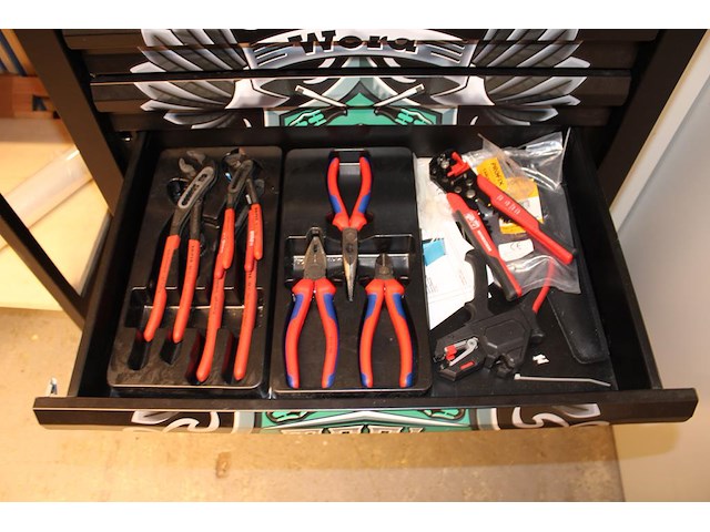 Gereedschapswagen wera gevuld met schroevendraaiers, tangen, sleutels, doppenset etc. - afbeelding 5 van  5