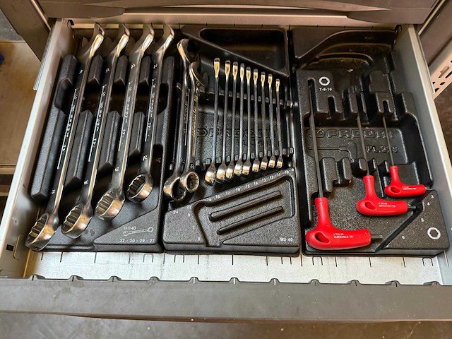 Gereedschapswagens en werkbank - afbeelding 20 van  22