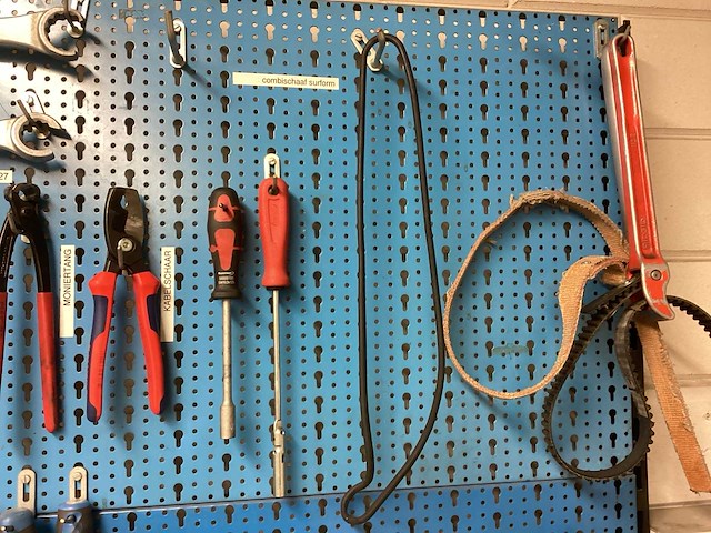 Gereedschapswand met gereedschap - afbeelding 2 van  16