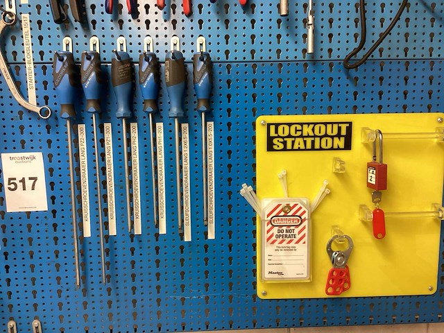 Gereedschapswand met gereedschap - afbeelding 3 van  16