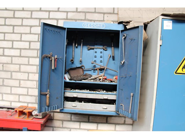 Gereedschapswandkast gedore met diverse gereedschappen en afmeting 65 x 25 x 97 cm. - afbeelding 1 van  3