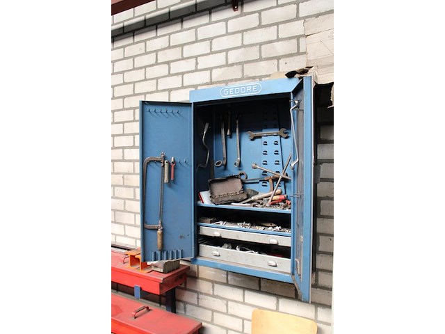 Gereedschapswandkast gedore met diverse gereedschappen en afmeting 65 x 25 x 97 cm. - afbeelding 2 van  3