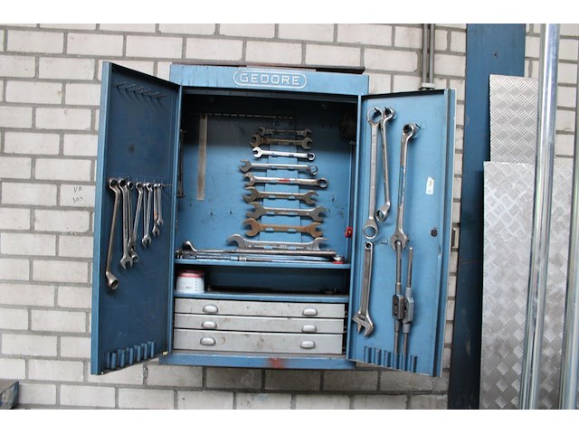 Gereedschapswandkast gedore met diverse gereedschappen en afmeting 65 x 25 x 97 cm. - afbeelding 1 van  3