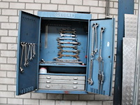 Gereedschapswandkast gedore met diverse gereedschappen en afmeting 65 x 25 x 97 cm. - afbeelding 1 van  3