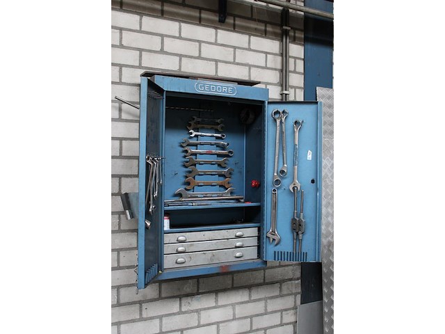 Gereedschapswandkast gedore met diverse gereedschappen en afmeting 65 x 25 x 97 cm. - afbeelding 2 van  3