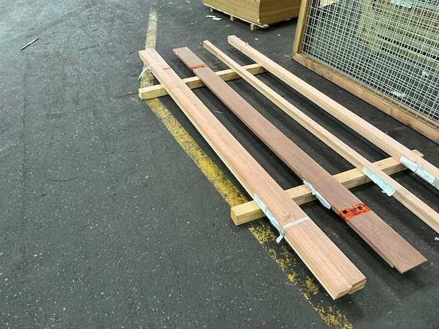 Geschaafd meranti 190x680 mm (6x) - afbeelding 1 van  6
