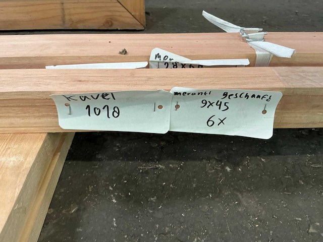 Geschaafd meranti 28x68/9x45 mm (8x) - afbeelding 6 van  7
