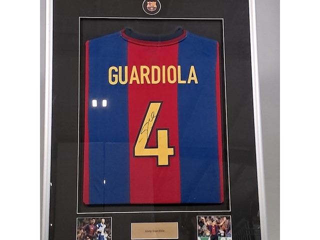 Gesigneerd voetbalshirt, 'josep guardiola' - afbeelding 1 van  9