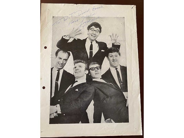 Gesigneerde bladzijde uit een programmaboekje freddie and the dreamers - afbeelding 1 van  1
