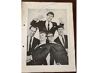 Gesigneerde bladzijde uit een programmaboekje freddie and the dreamers - afbeelding 1 van  1