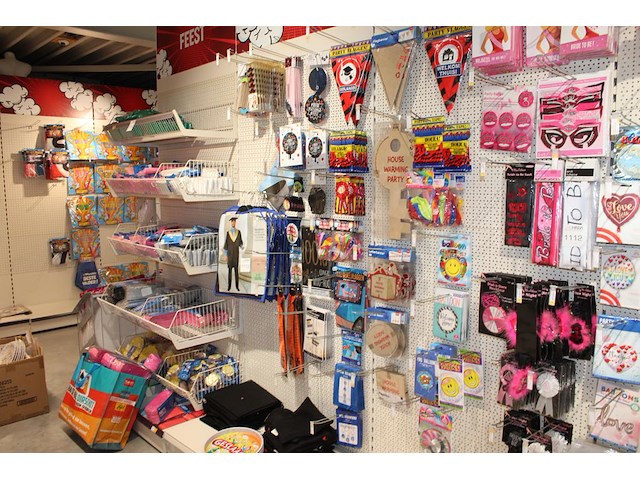 Geslaagd accessoires aan wandrek w.o. slingers, rietjes, buttons tafelkleden en toga's. - afbeelding 1 van  2
