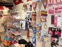 Geslaagd accessoires aan wandrek w.o. slingers, rietjes, buttons tafelkleden en toga's. - afbeelding 1 van  2