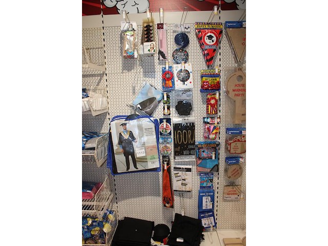Geslaagd accessoires aan wandrek w.o. slingers, rietjes, buttons tafelkleden en toga's. - afbeelding 2 van  2