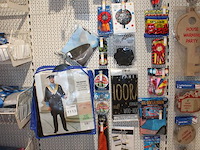 Geslaagd accessoires aan wandrek w.o. slingers, rietjes, buttons tafelkleden en toga's. - afbeelding 2 van  2
