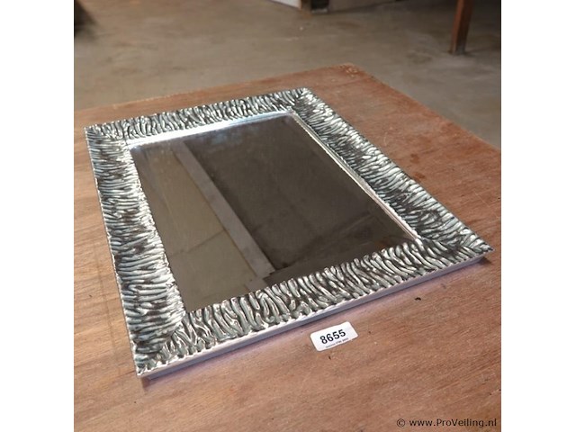 Geslepen spiegel in gezilverde opgelegde lijst - afbeelding 1 van  5
