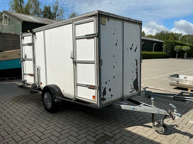 Gesloten aanhangwagen inclusief lier en oprijplaten - afbeelding 1 van  30