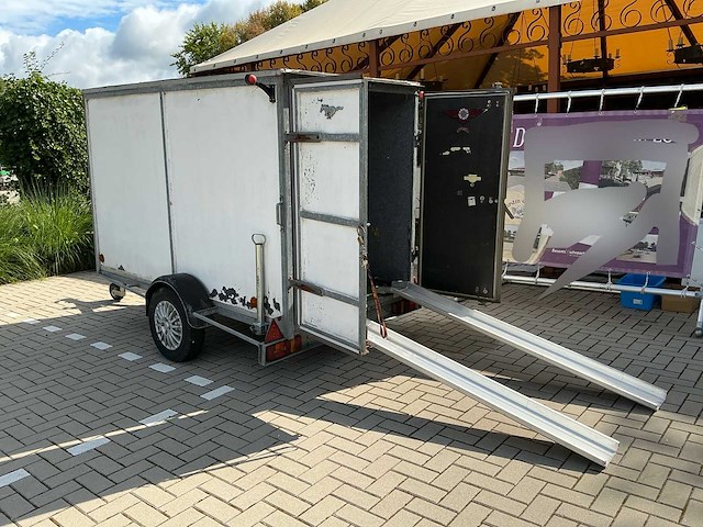 Gesloten aanhangwagen inclusief lier en oprijplaten - afbeelding 26 van  30