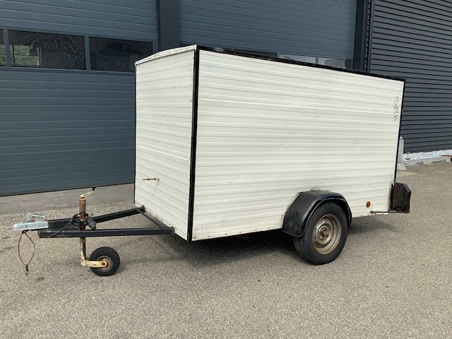 Gesloten aanhangwagen met laadklep - afbeelding 1 van  7