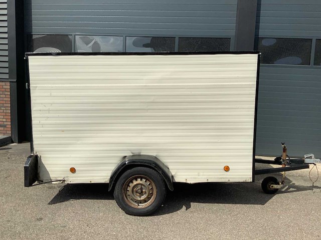 Gesloten aanhangwagen met laadklep - afbeelding 2 van  7