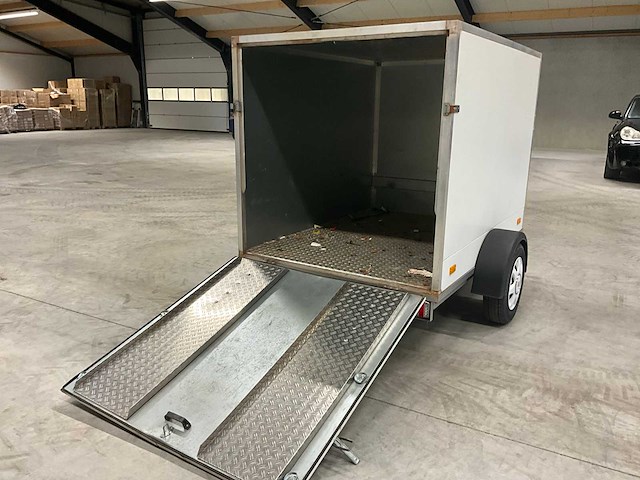Gesloten geïsoleerde aanhangwagen - afbeelding 4 van  12