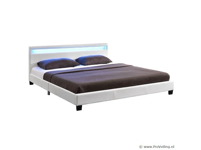 Gestoffeerd bed paris - afbeelding 1 van  10