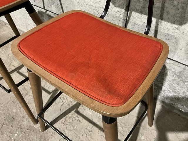 Gestoffeerde barkruk met rugleuning (7x) - afbeelding 4 van  8