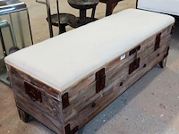 Gestoffeerde gangbank gemaakt van oud hout, naar antieke indonesische model - afbeelding 1 van  5