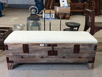 Gestoffeerde gangbank gemaakt van oud hout, naar antieke indonesische model - afbeelding 2 van  5