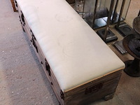 Gestoffeerde gangbank gemaakt van oud hout, naar antieke indonesische model - afbeelding 3 van  5