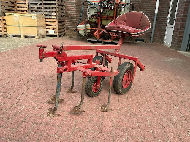 Getrokken 5-tands rijenschoffel met bestuurderszitplaats - afbeelding 2 van  7